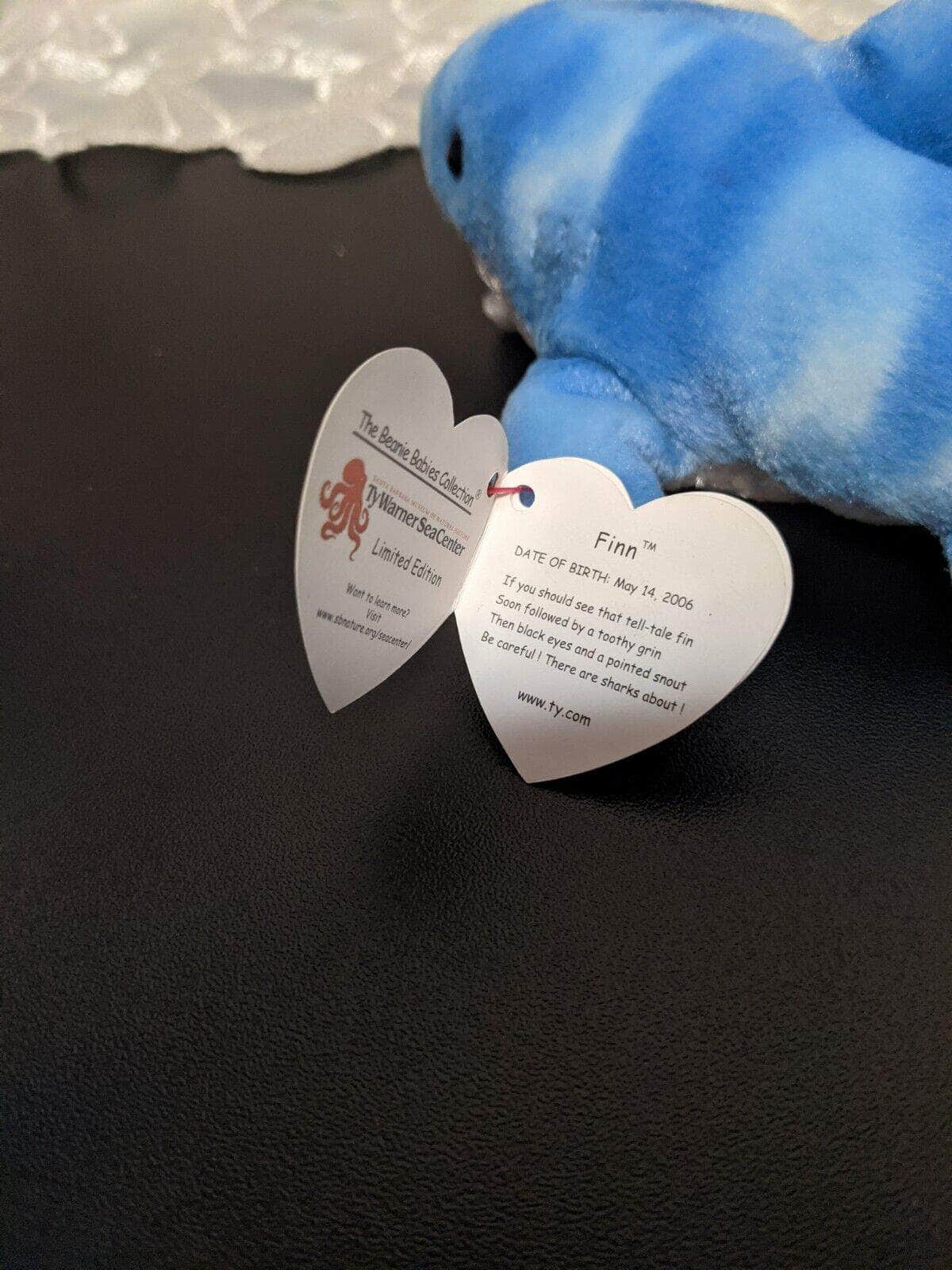 Ty Beanie Baby - Finn The Blue Shark - Limited Edition Ty Warner Sea Center (9in) - Vintage Beanies Canada