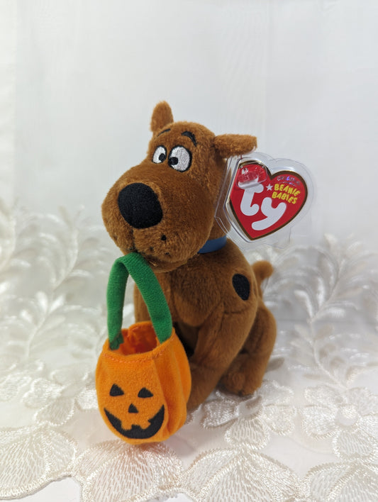Ty Beanie Baby - Scooby - Doo the dog holding Halloween pumpkin (7 in) - Vintage Beanies Canada